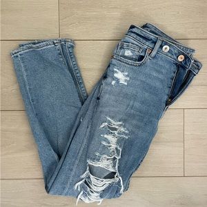 AMERICAN EAGLE RIPPED MOM JEANS- SIZE REGULAR 0